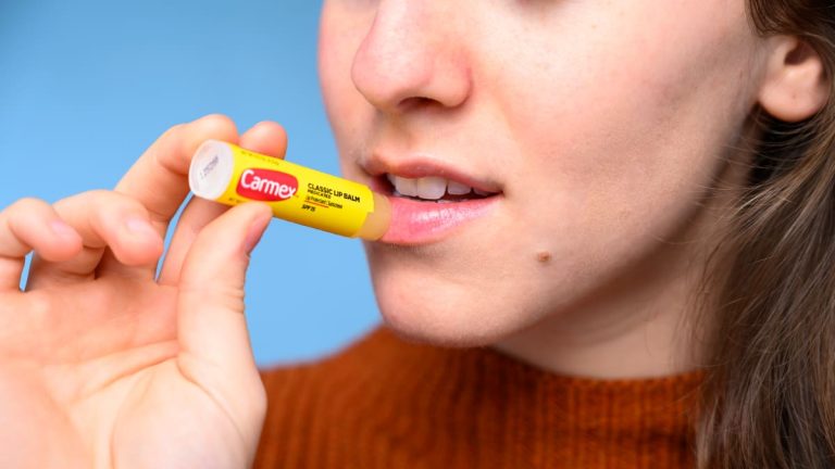Son dưỡng môi carmex