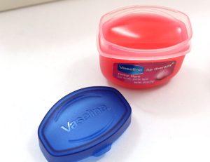 Thiết kế của Vaseline Lip Therapy