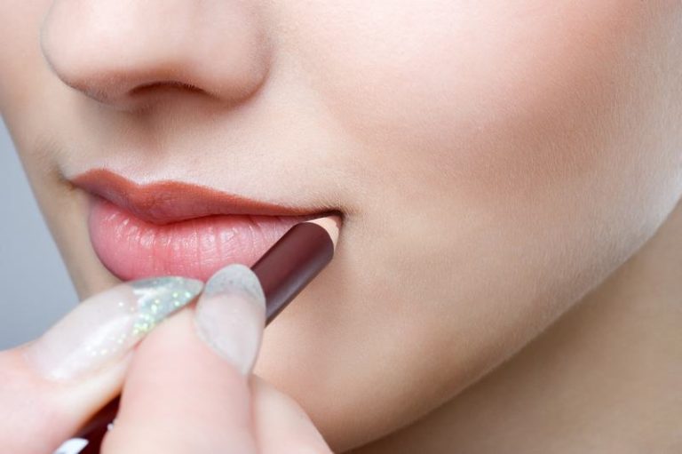 Cách kẻ viền môi đẹp