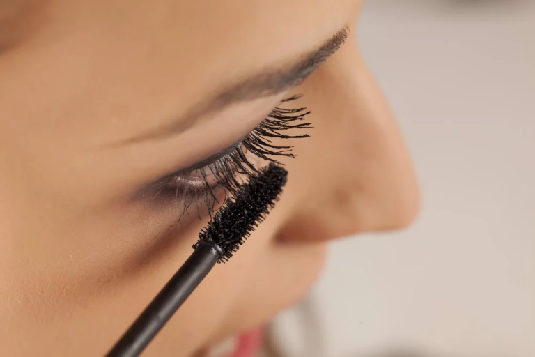 Mascara bị khô vón cục