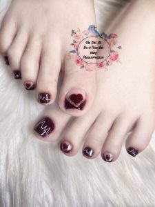 Mẫu sơn móng chân màu đỏ cherry họa tiết trái tim