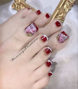 Mẫu sơn móng chân màu đỏ cherry kết hợp sơn đầu móng trắng