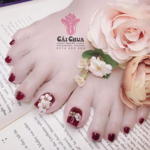 Mẫu sơn móng chân màu đỏ cherry mùa xuân