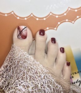 Mẫu sơn móng chân màu đỏ cherry tối giản
