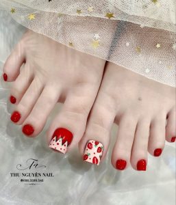 Mẫu sơn móng chân màu đỏ cherry và dâu tây